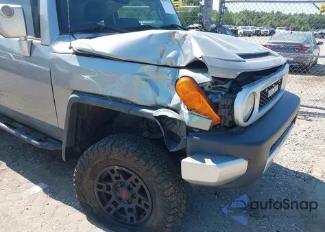2011 Toyota Fj Cruiser z USA, uszkodzony, nr VIN JTEBU4BF8BK108066
